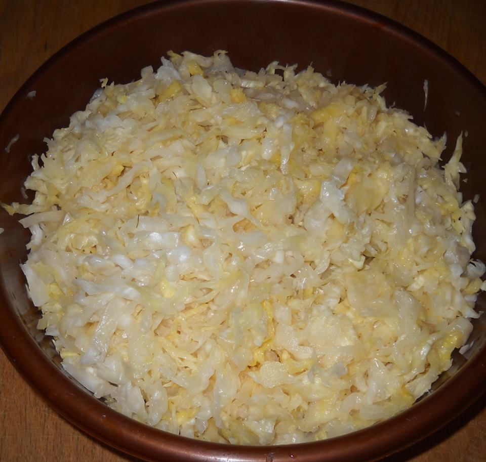 Varza murata cu coaste afumate.  O mancare satioasa si deosebit de gustoasa