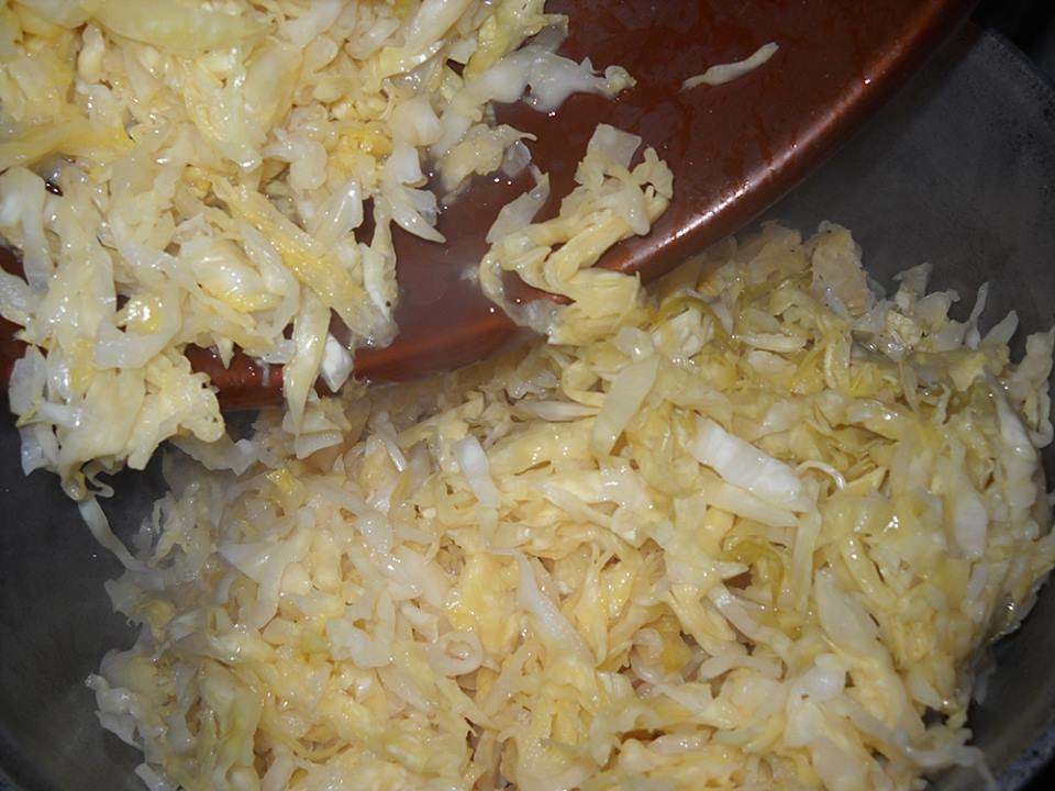 Varza murata cu coaste afumate.  O mancare satioasa si deosebit de gustoasa