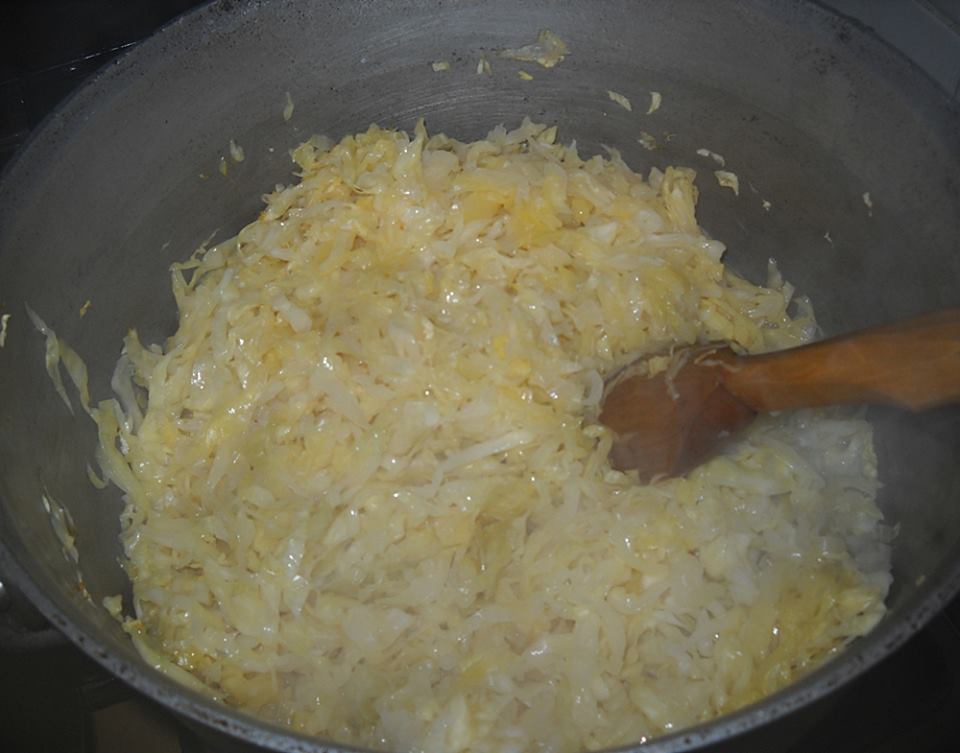 Varza murata cu coaste afumate.  O mancare satioasa si deosebit de gustoasa