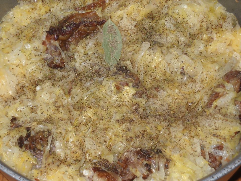 Varza murata cu coaste afumate.  O mancare satioasa si deosebit de gustoasa