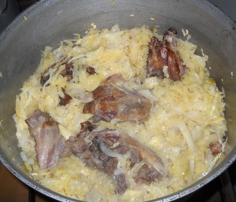 Varza murata cu coaste afumate.  O mancare satioasa si deosebit de gustoasa