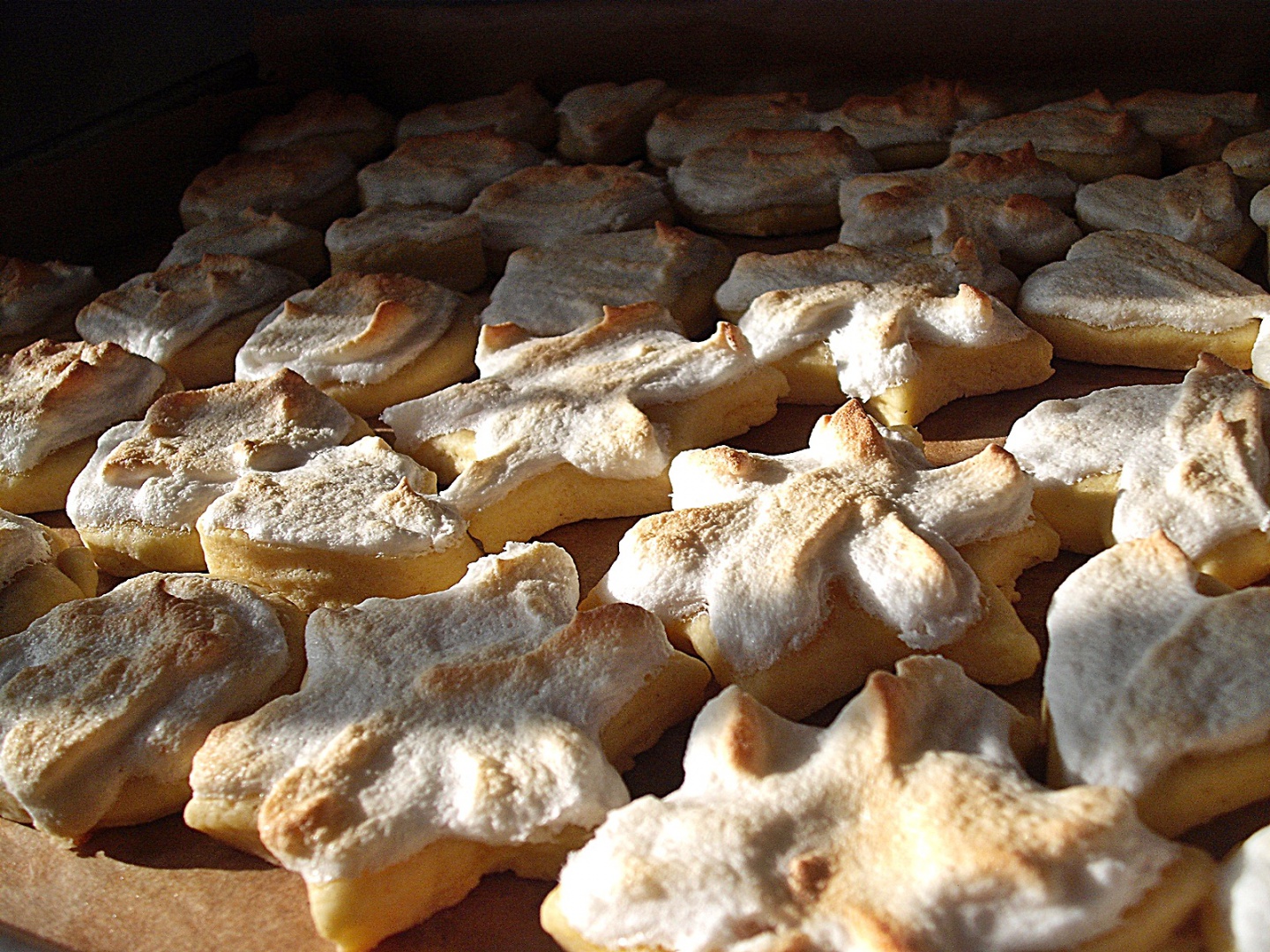 Biscuiti cu anason si bezea acrisoara de lamaie