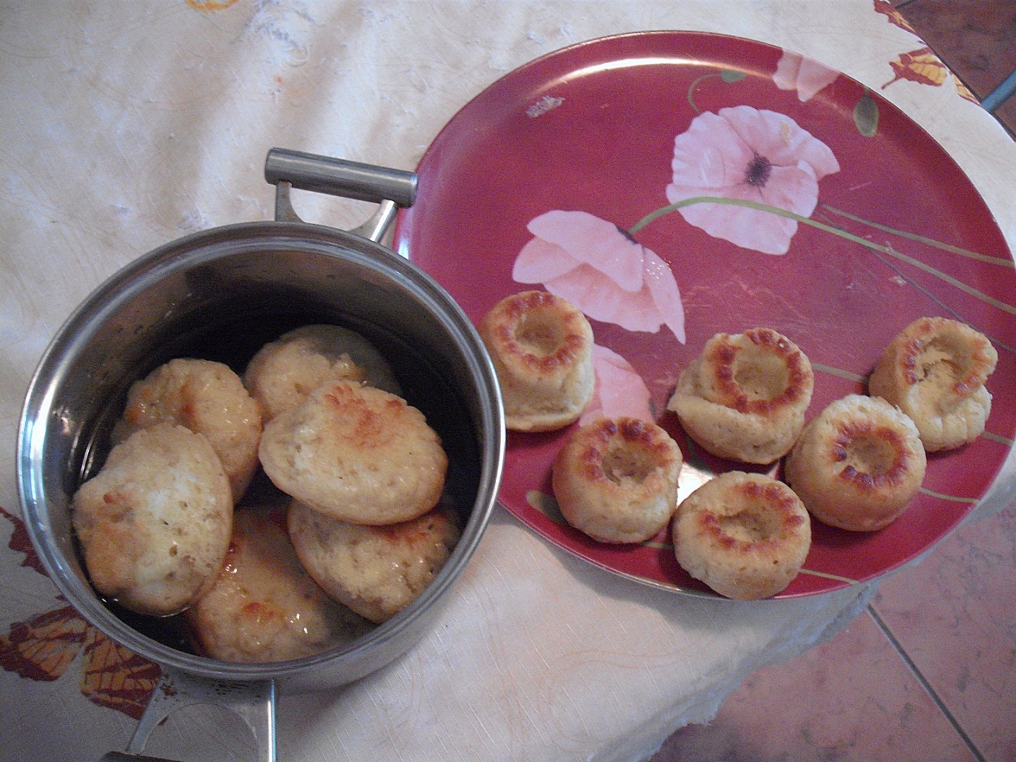 Chouxuri insiropate din aluat dospit