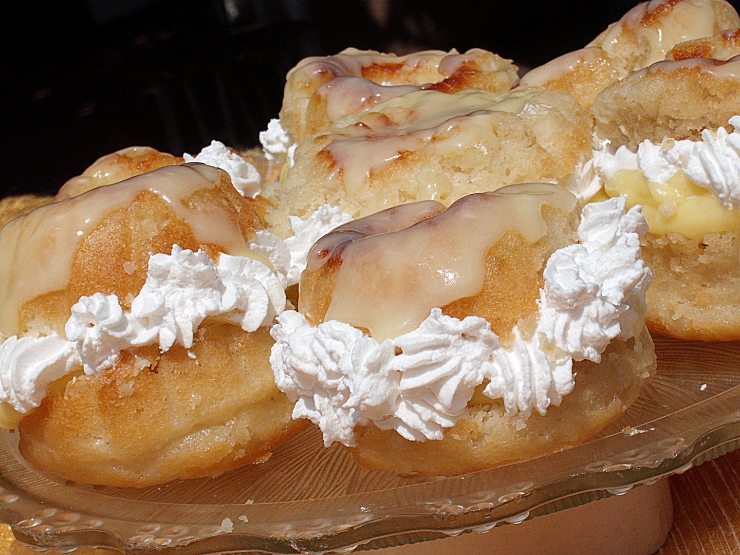 Chouxuri insiropate din aluat dospit