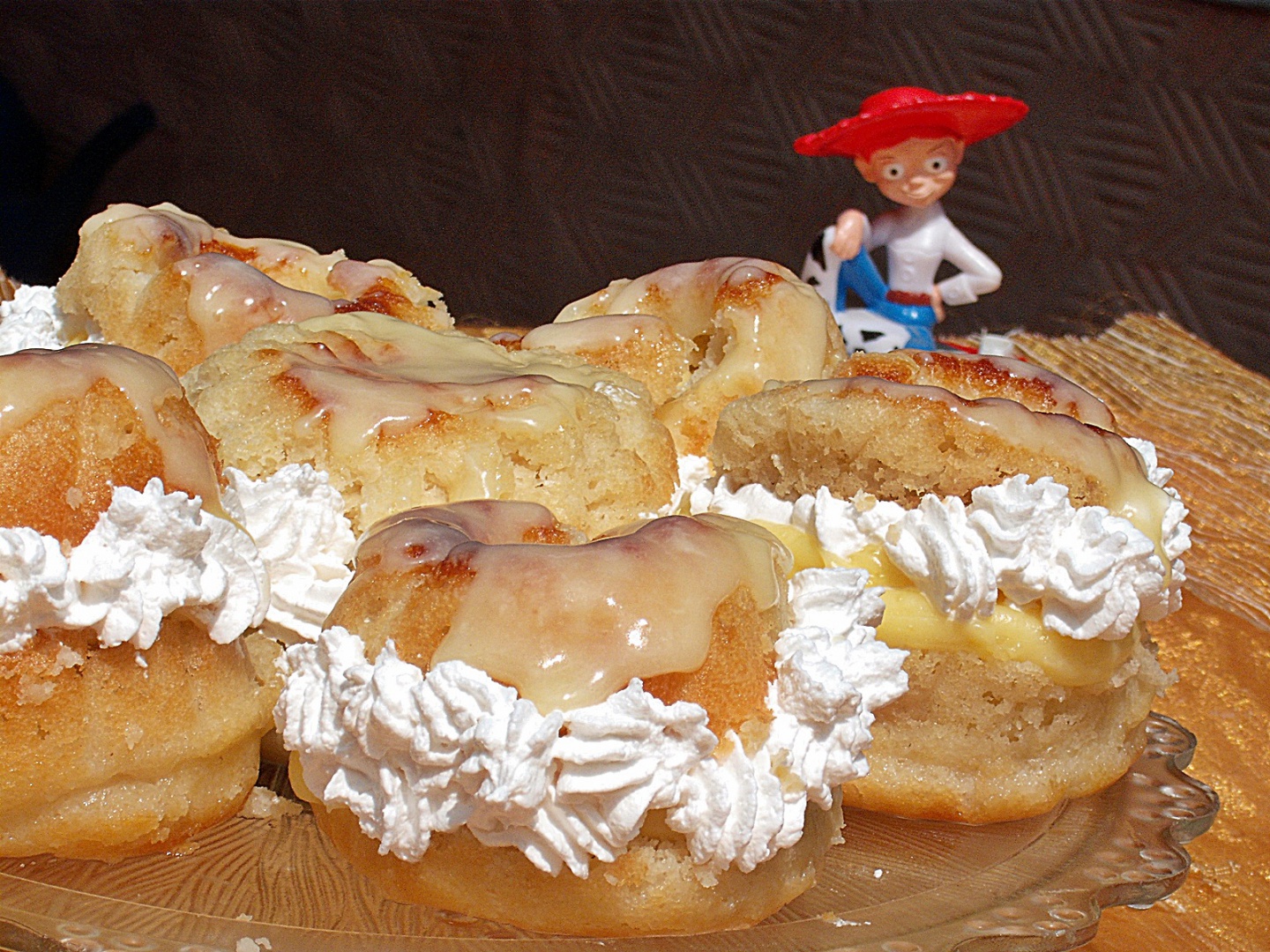 Chouxuri insiropate din aluat dospit