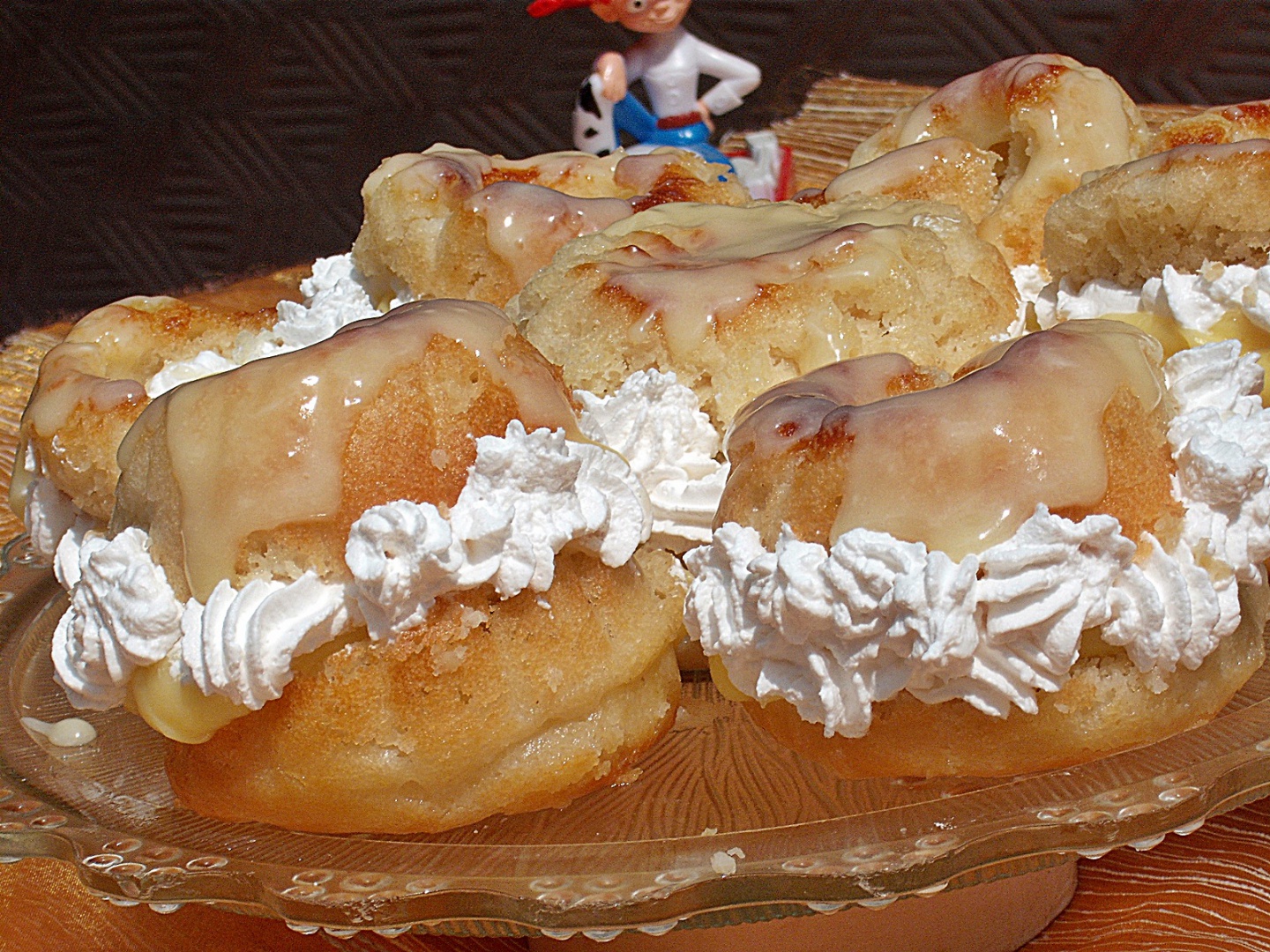 Chouxuri insiropate din aluat dospit