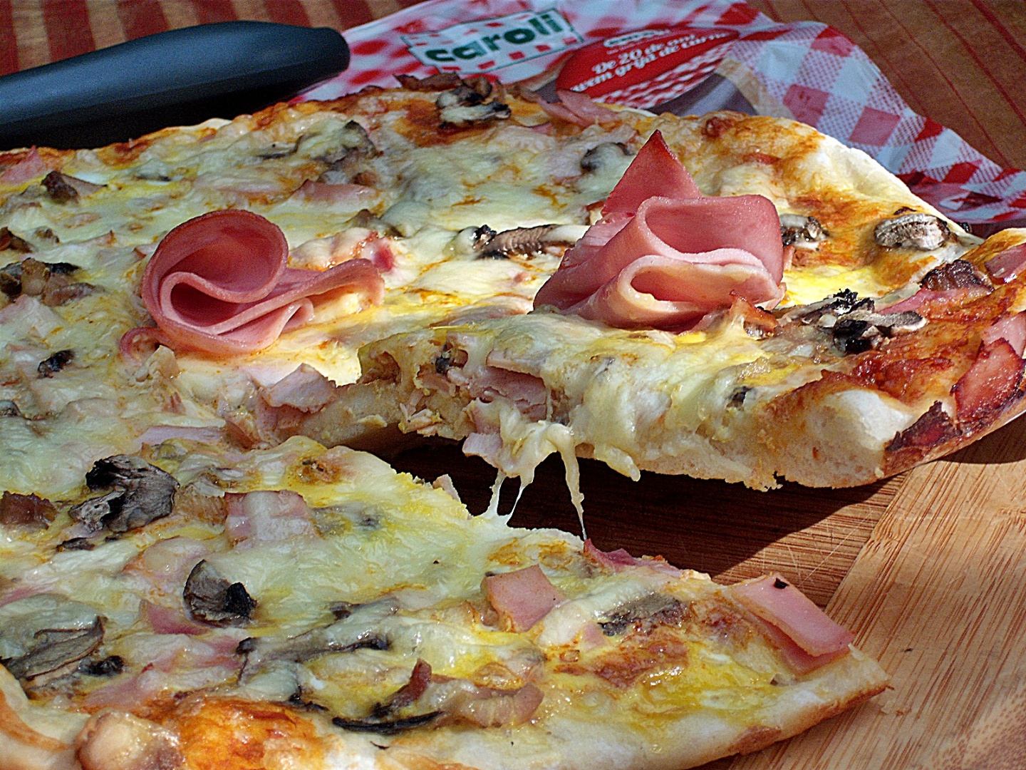 Pizza cu sunca de Praga