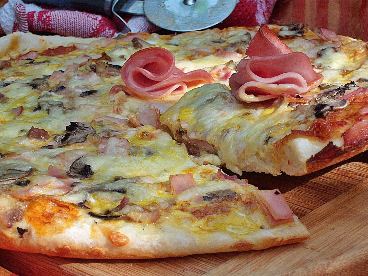 Pizza cu sunca de Praga