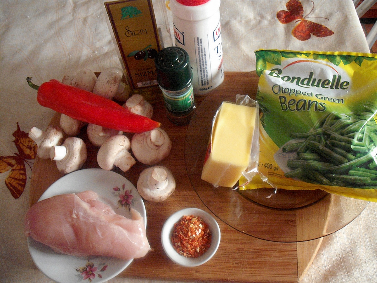 Cuib de vasole verde cu piept de pui si legume,trase la tigaie