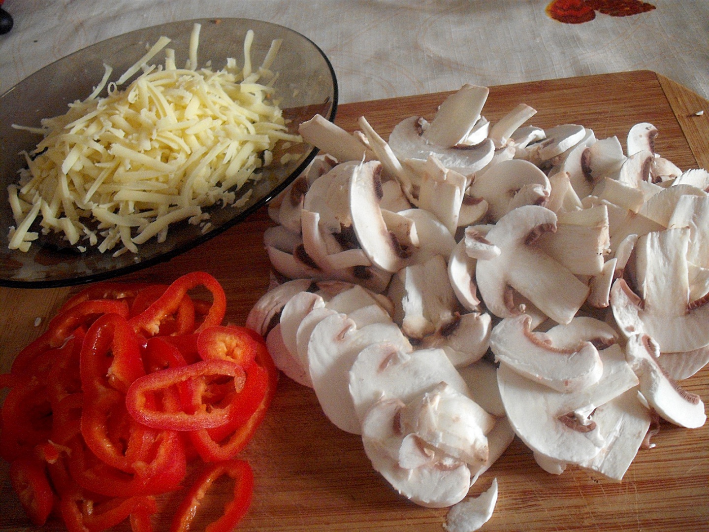 Cuib de vasole verde cu piept de pui si legume,trase la tigaie