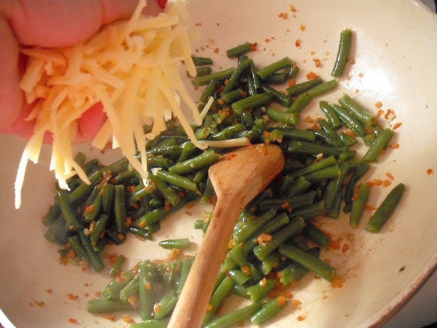 Cuib de vasole verde cu piept de pui si legume,trase la tigaie