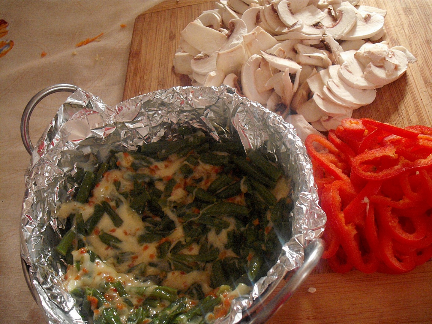 Cuib de vasole verde cu piept de pui si legume,trase la tigaie