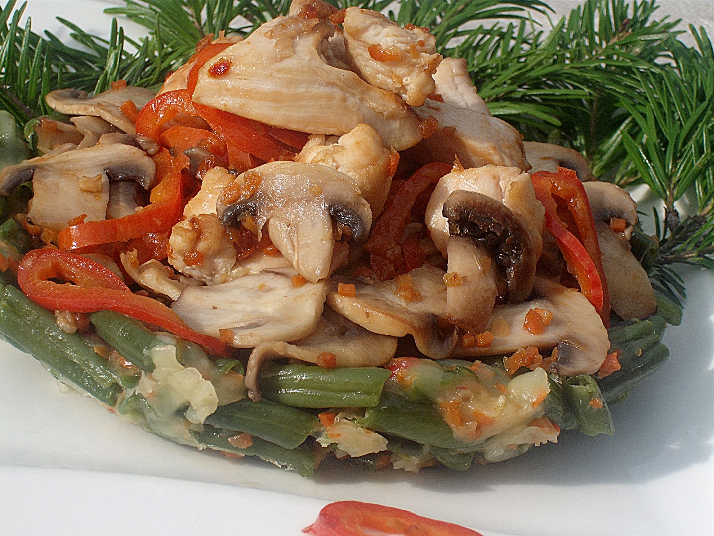 Cuib de vasole verde cu piept de pui si legume,trase la tigaie