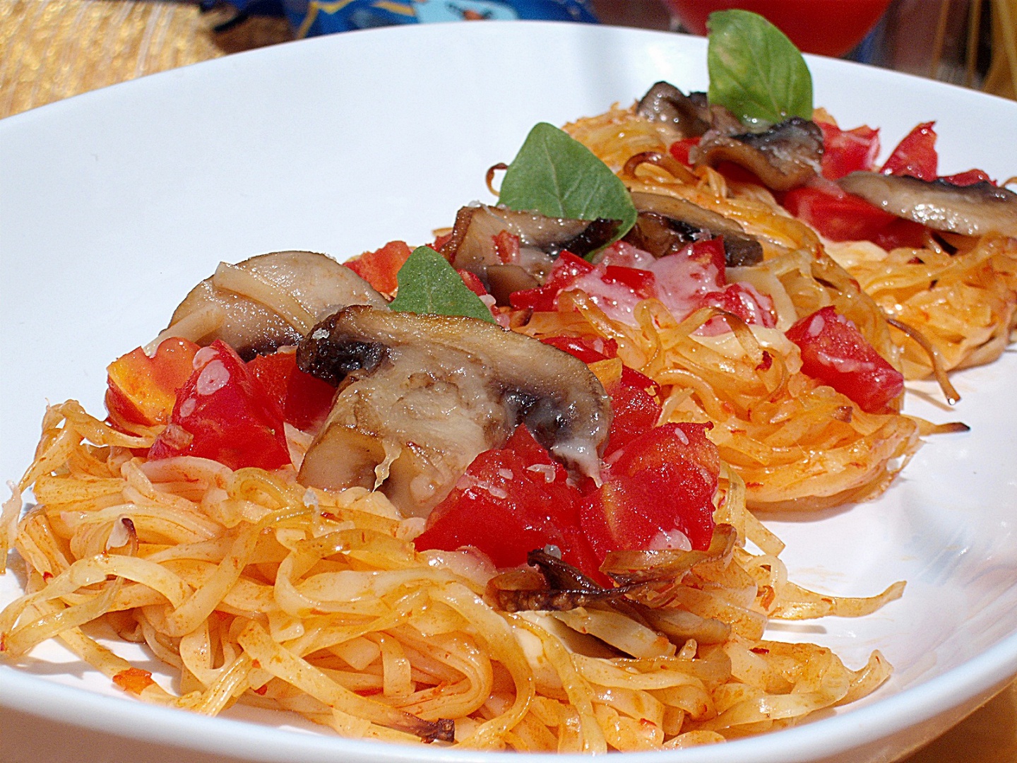 Cuiburi din paste cu sos de rosii si ciuperci