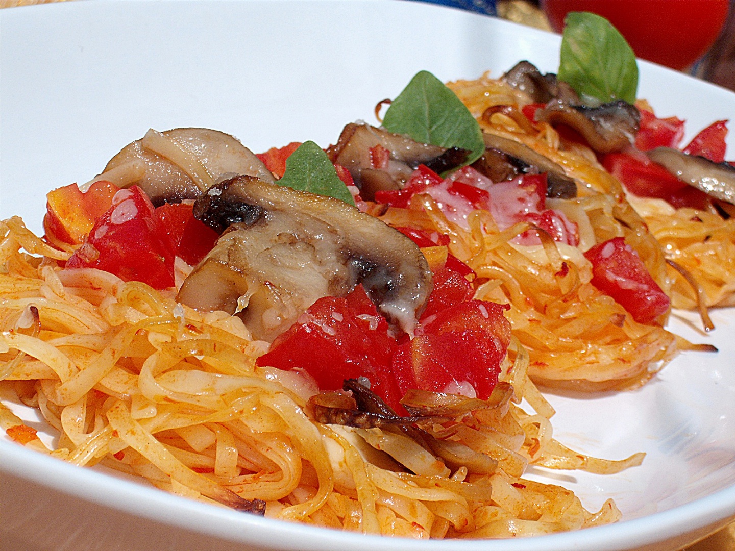 Cuiburi din paste cu sos de rosii si ciuperci