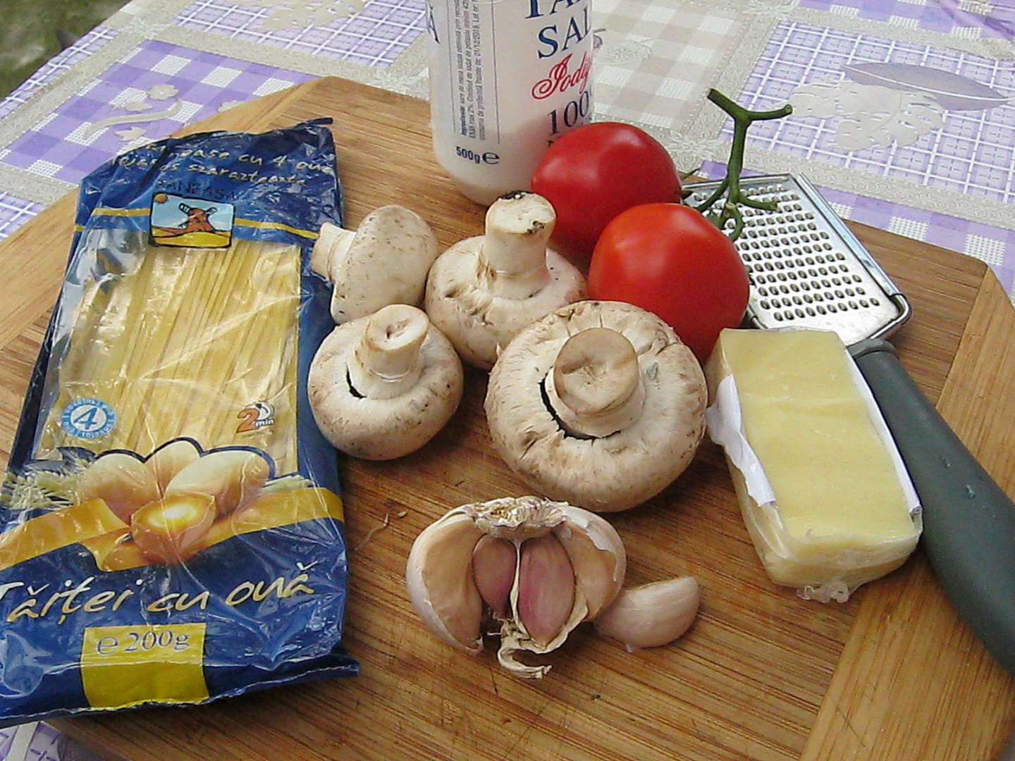 Cuiburi din paste cu sos de rosii si ciuperci