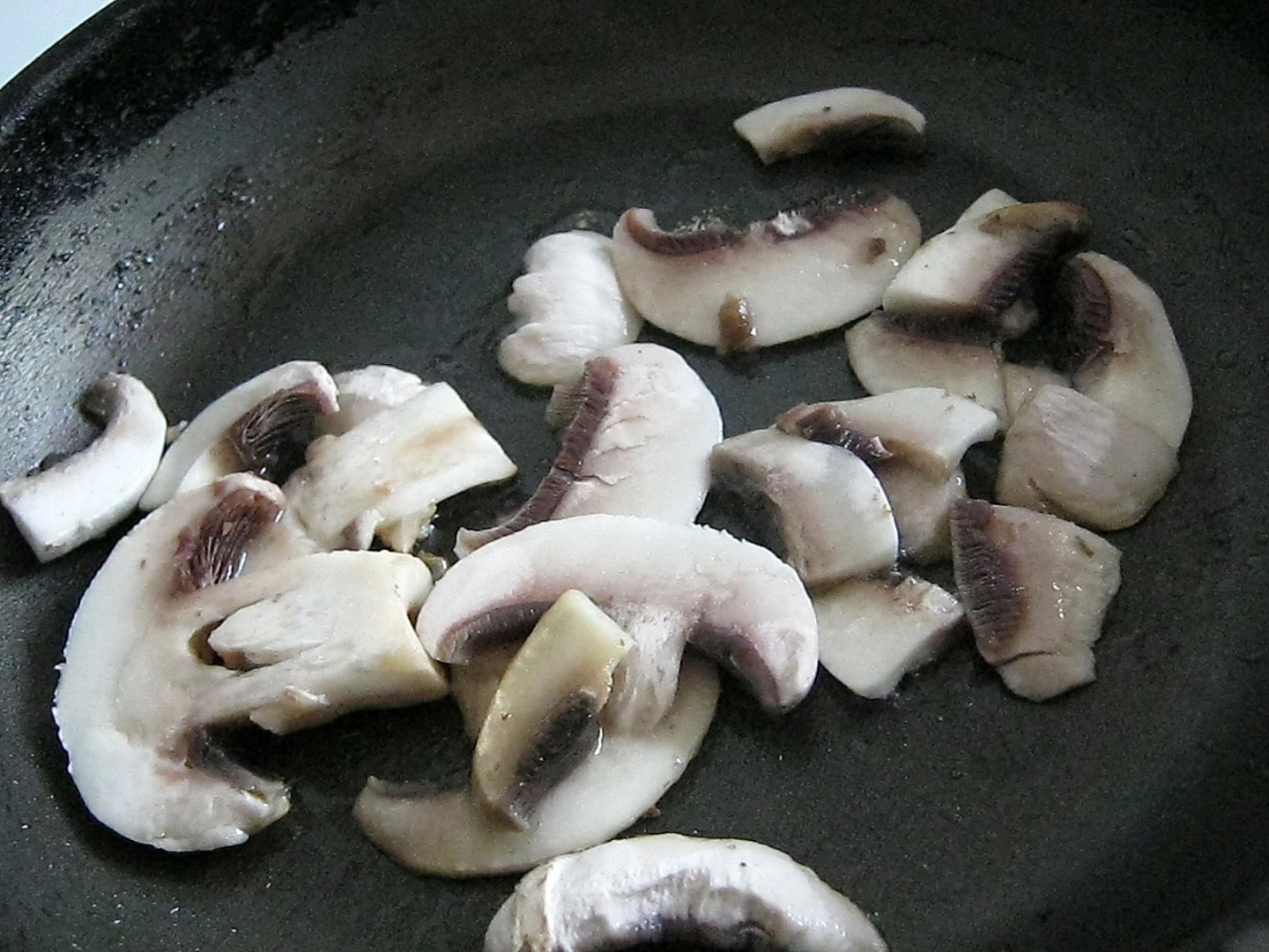 Cuiburi din paste cu sos de rosii si ciuperci