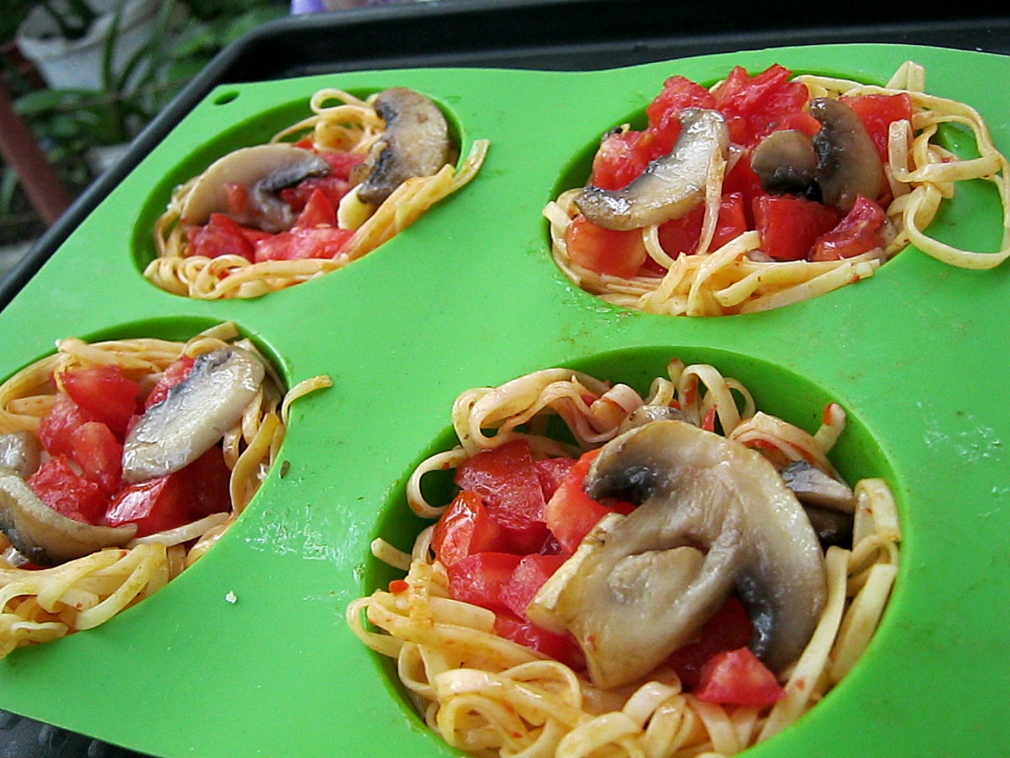 Cuiburi din paste cu sos de rosii si ciuperci