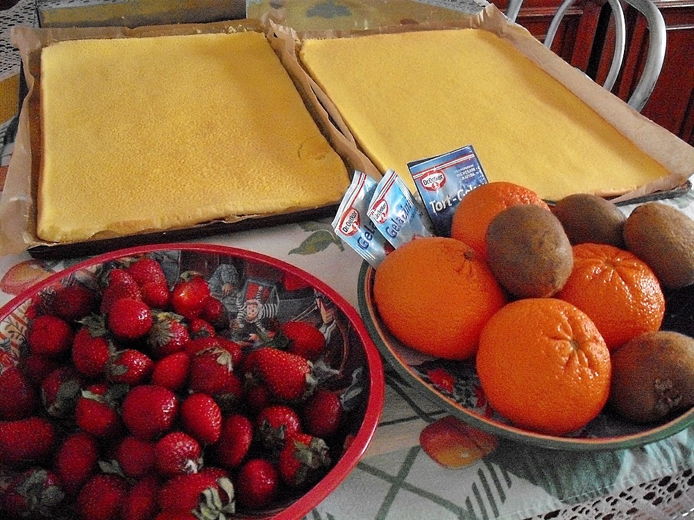 Prajitura,,Multicolorata cu fructe"