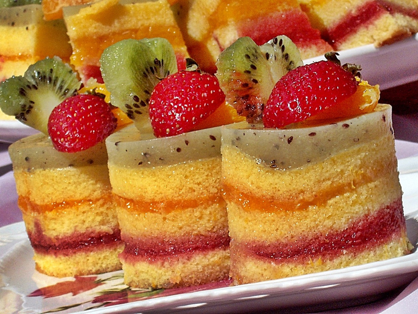 Prajitura,,Multicolorata cu fructe"