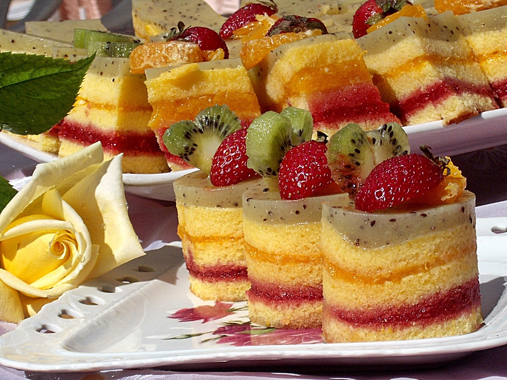 Prajitura,,Multicolorata cu fructe"