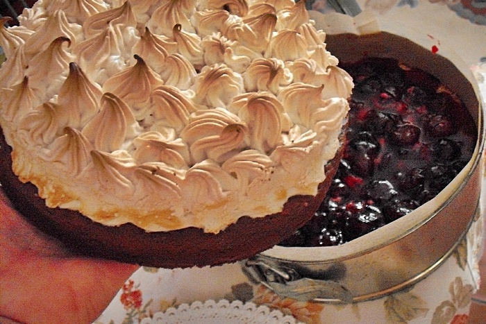 Prajitura cu sos de cirese