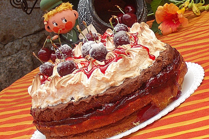 Prajitura cu sos de cirese