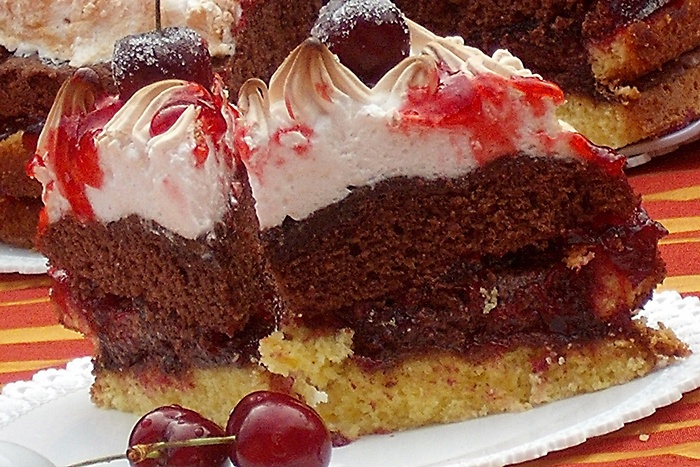 Prajitura cu sos de cirese