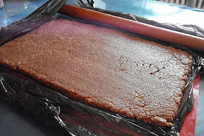 Rulada din biscuiti cu crema fina de branza si zmeura