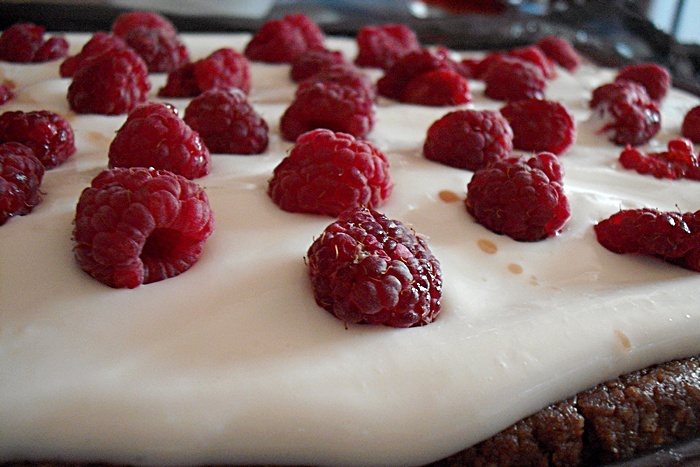 Rulada din biscuiti cu crema fina de branza si zmeura