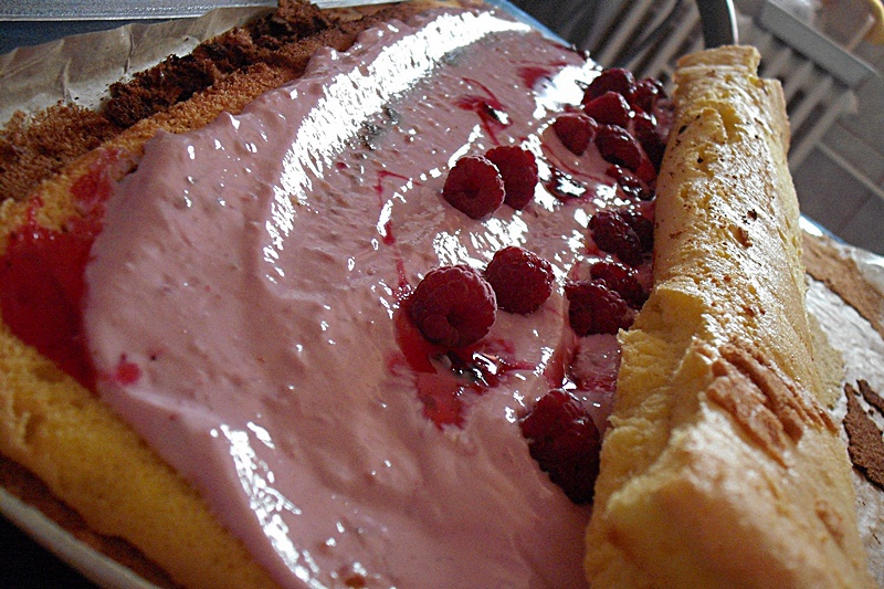 Rulada din biscuiti cu crema fina de branza si zmeura