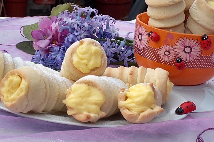 Burlanase cu crema fina de oua