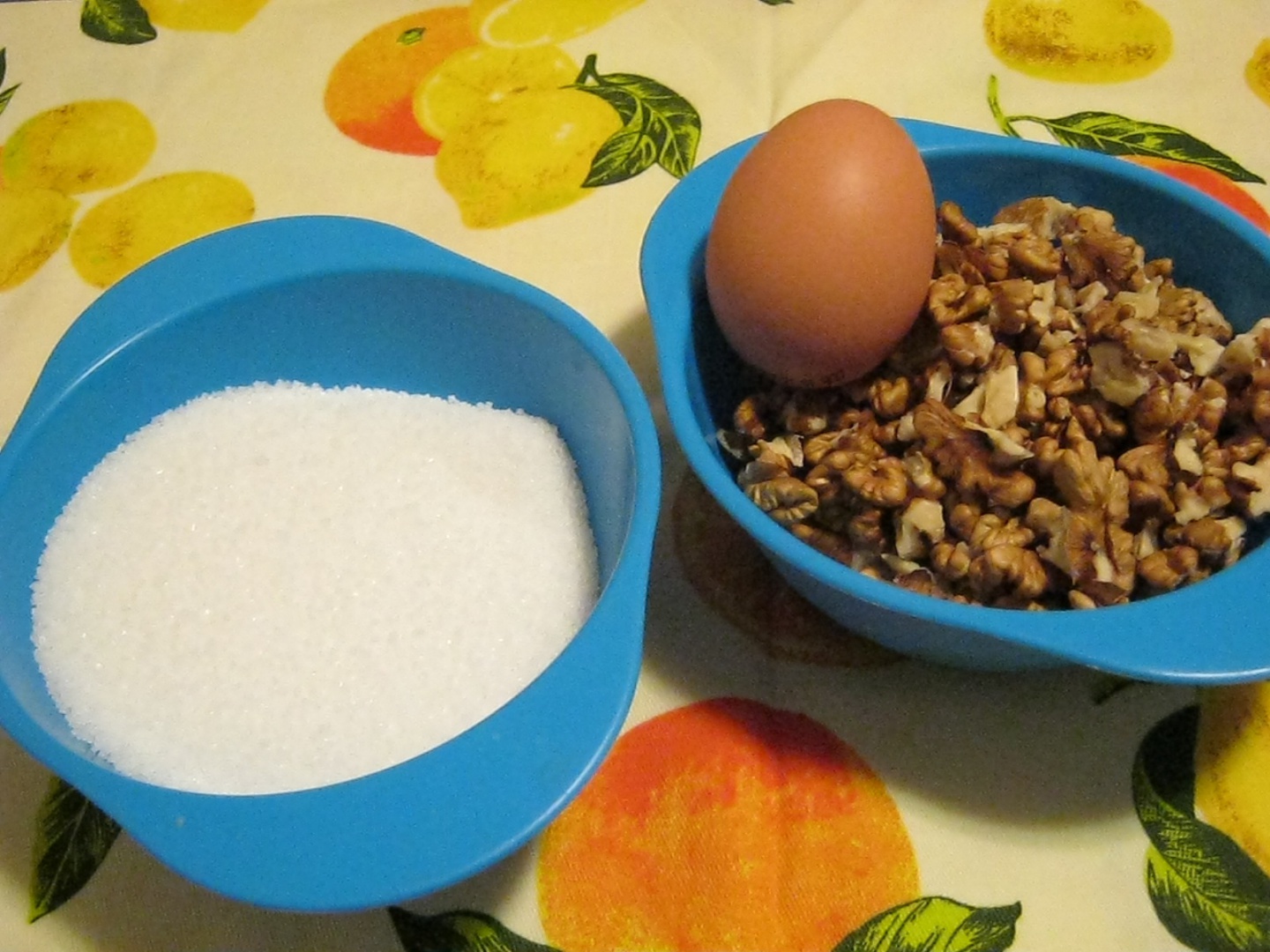 Rulada din biscuiti cu piure de castane si mantie din alune de padure