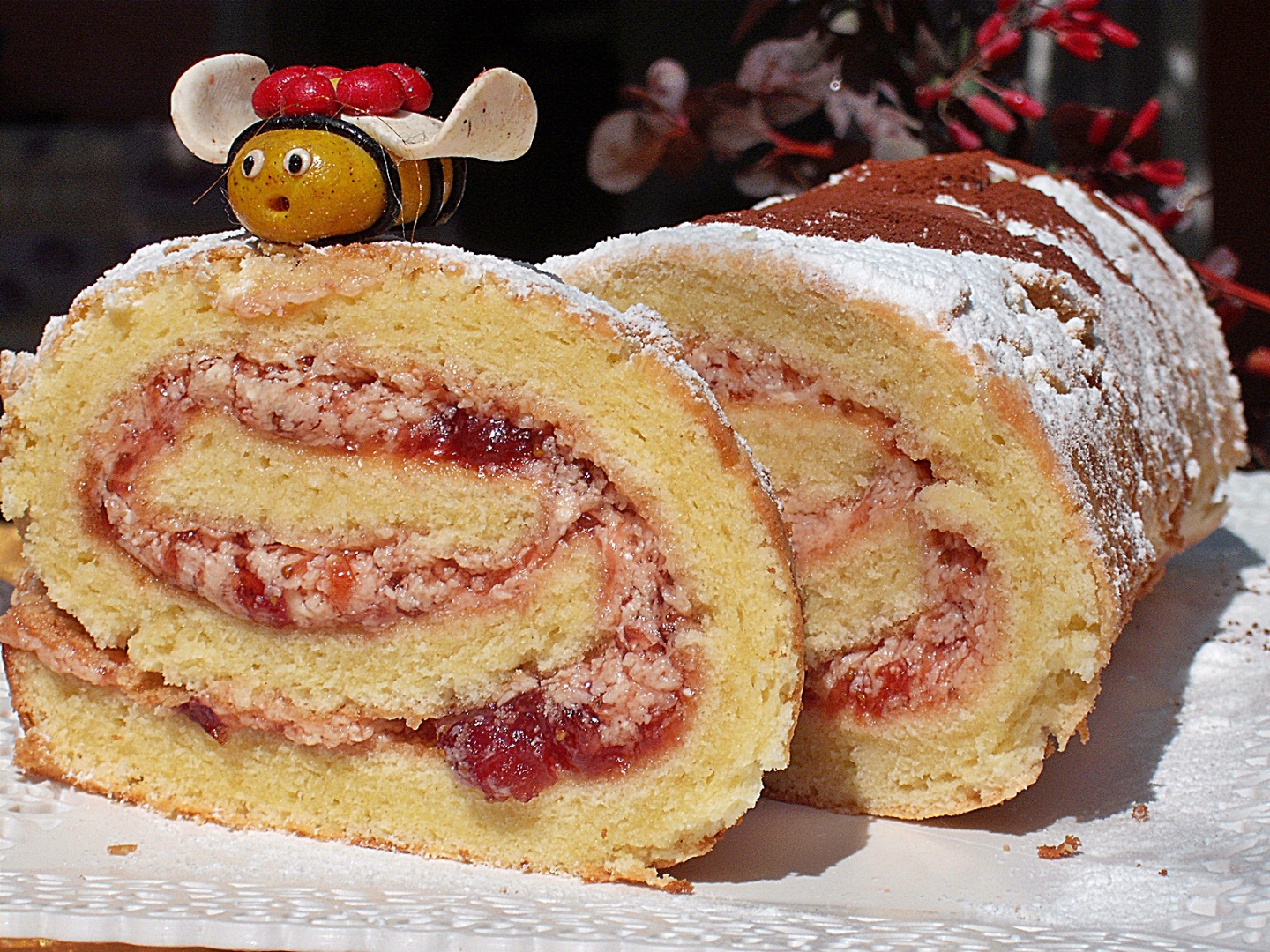 Rulada cu gem de capsuni