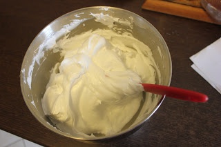 Mini pavlova cu crema de iaurt si ciocolata