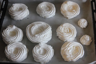 Mini pavlova cu crema de iaurt si ciocolata