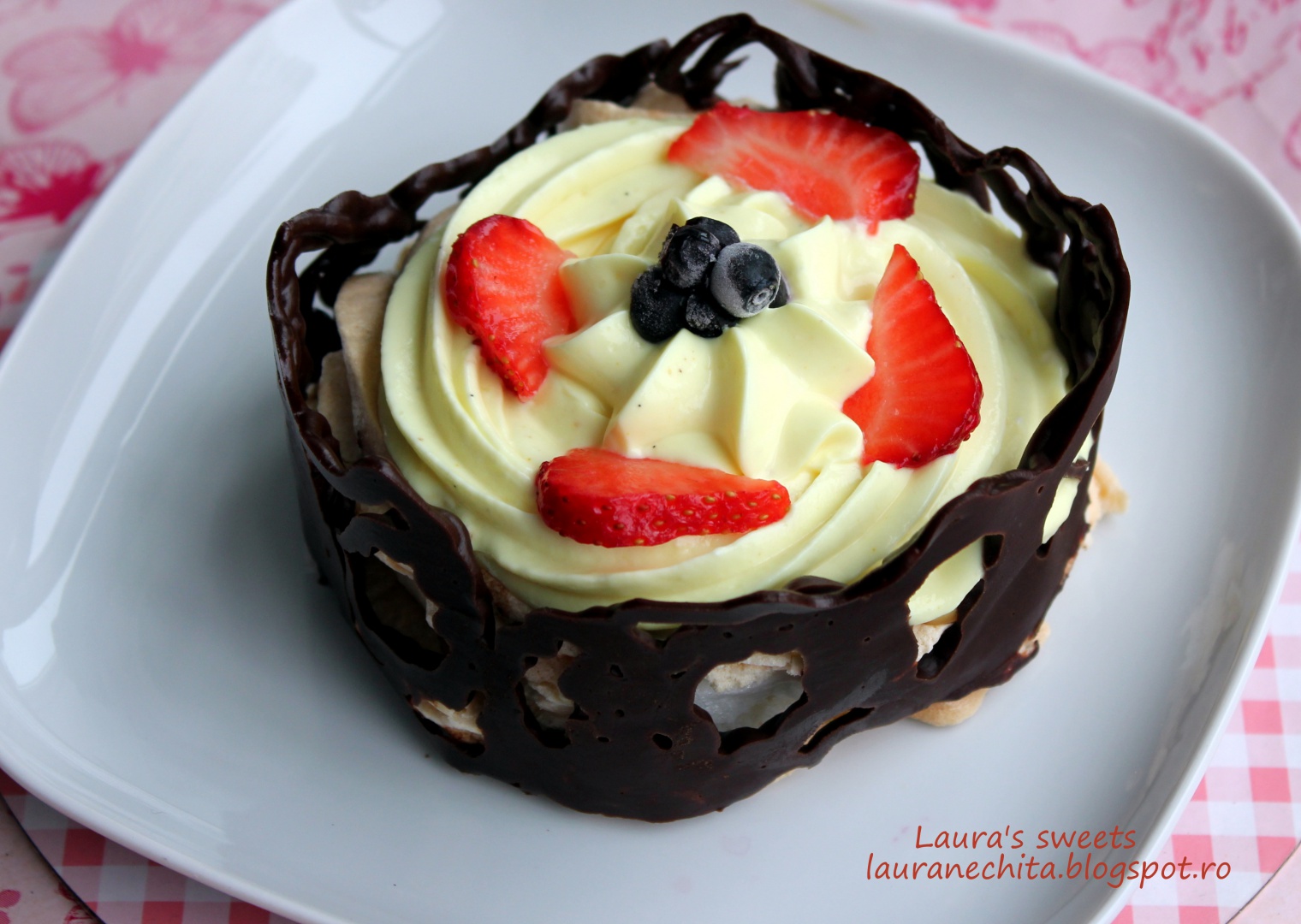 Mini pavlova cu crema de iaurt si ciocolata