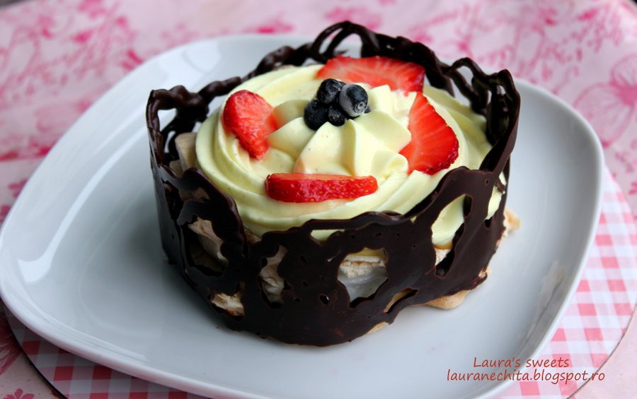 Mini pavlova cu crema de iaurt si ciocolata