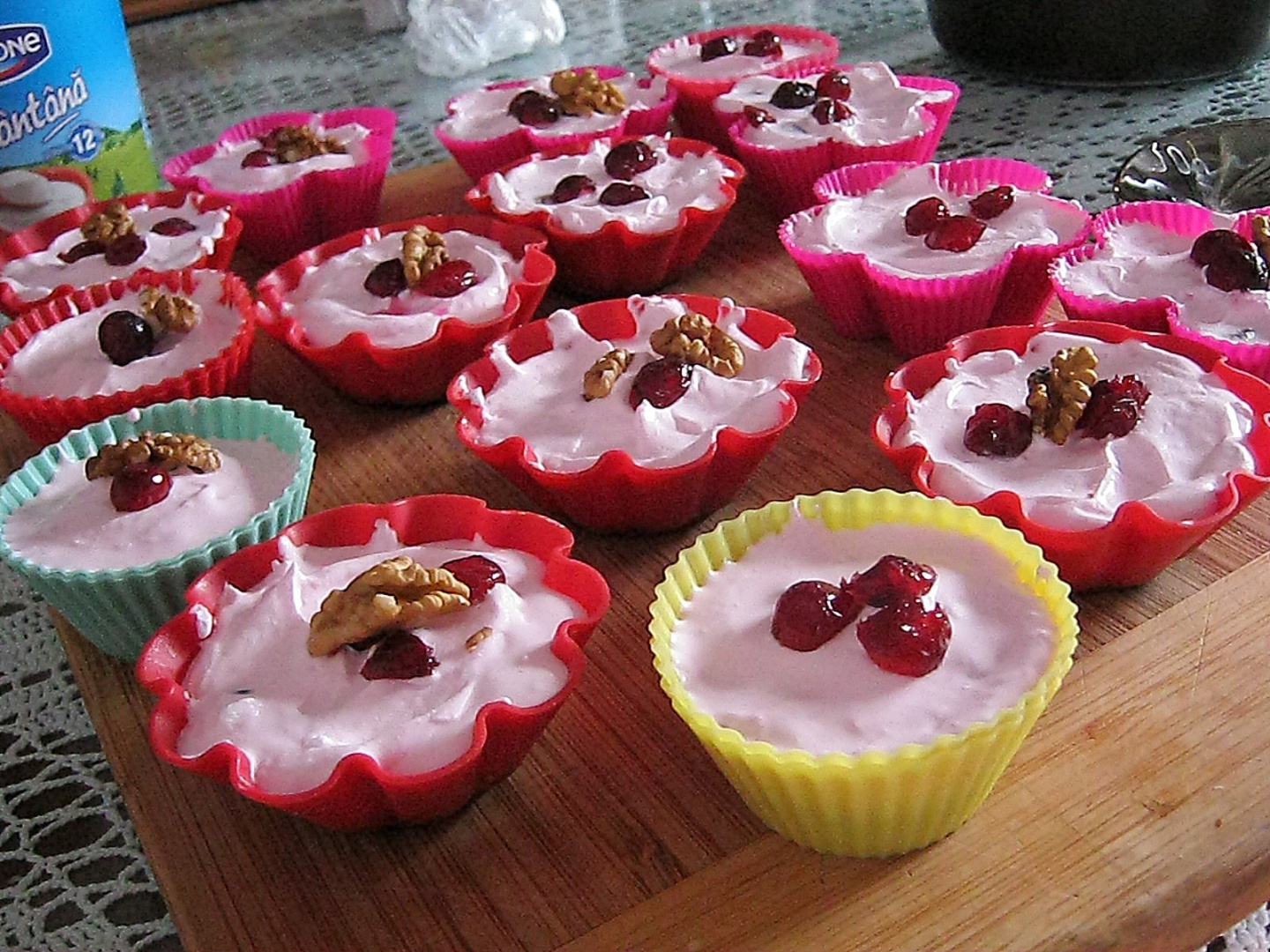 Mini prajiturele cu merisoare si nuci
