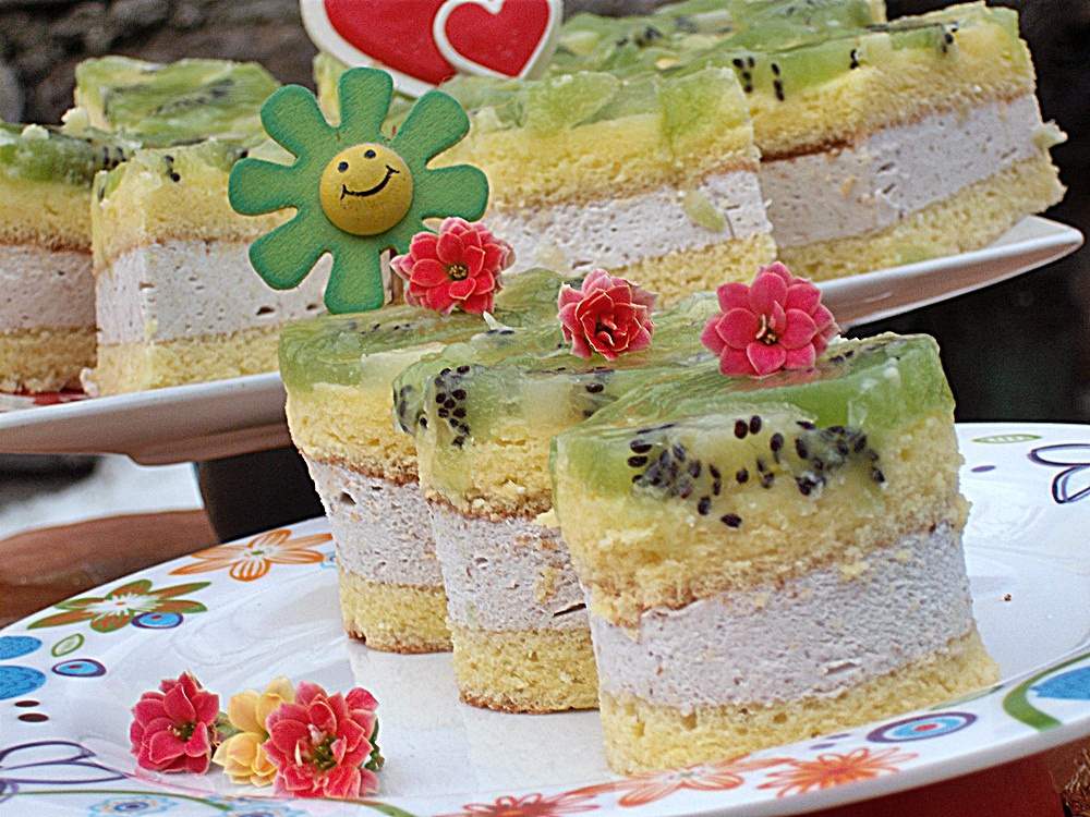 Prajitura racoroasa cu piure de castane si kiwi