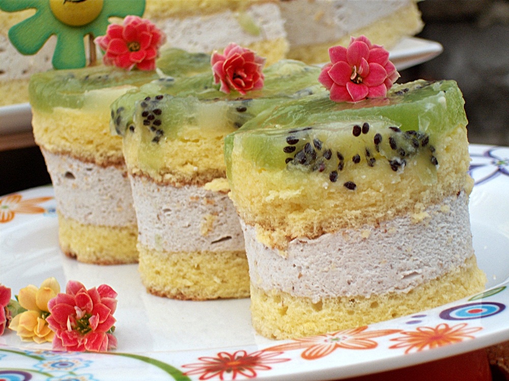 Prajitura racoroasa cu piure de castane si kiwi