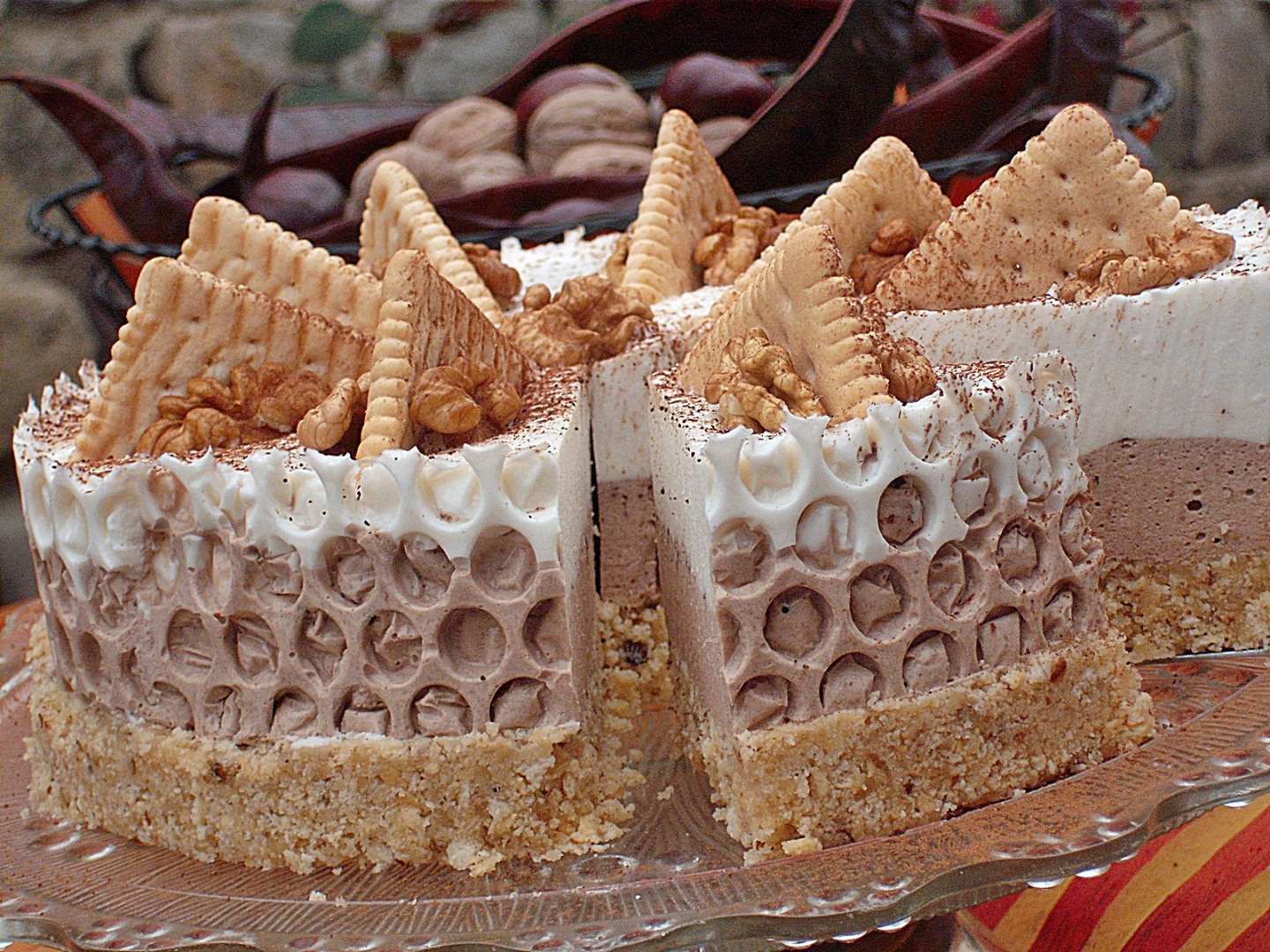 Tort cu urda,nuci, piure de castane si pudra de roscove