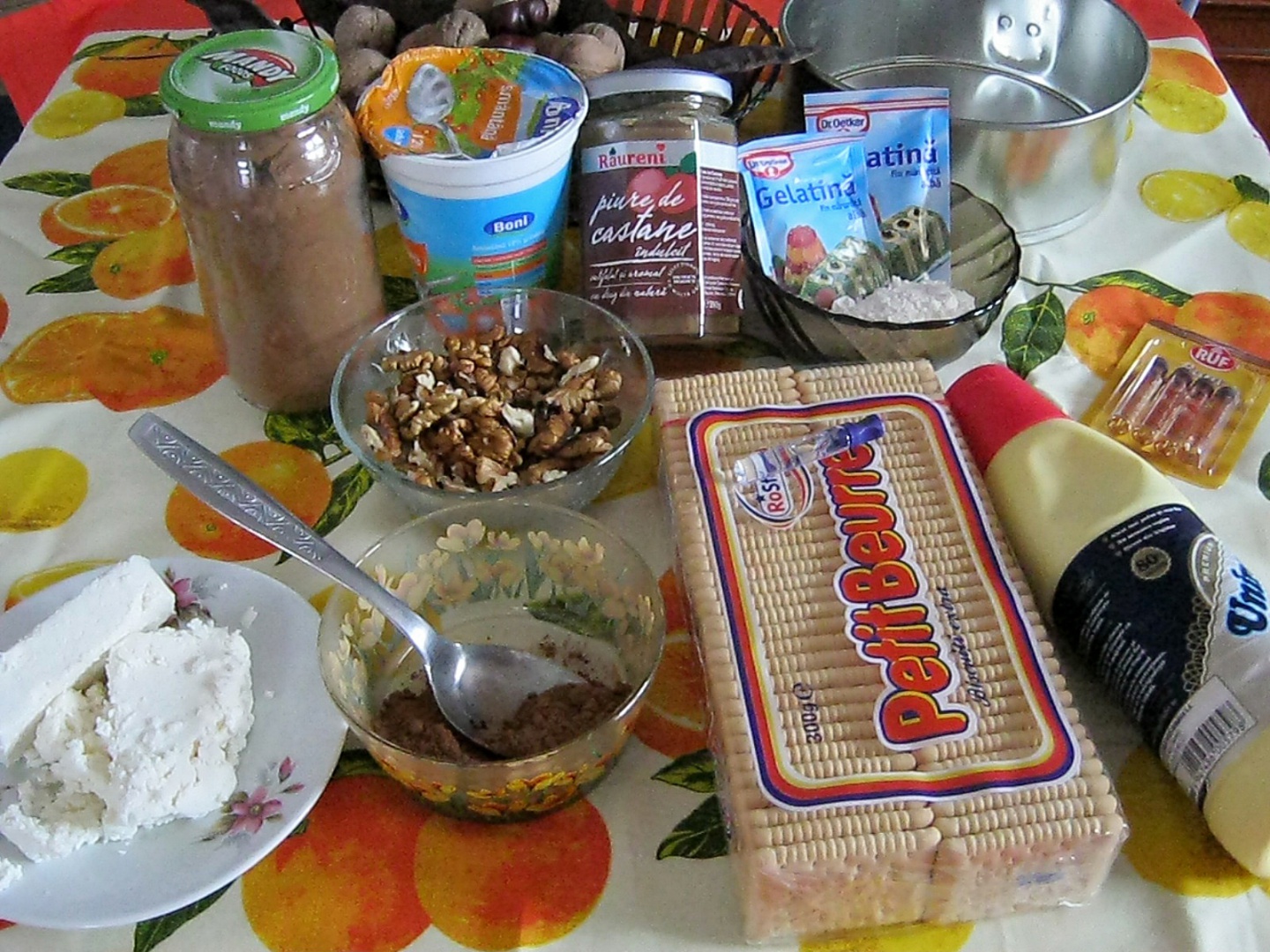 Tort cu urda,nuci, piure de castane si pudra de roscove