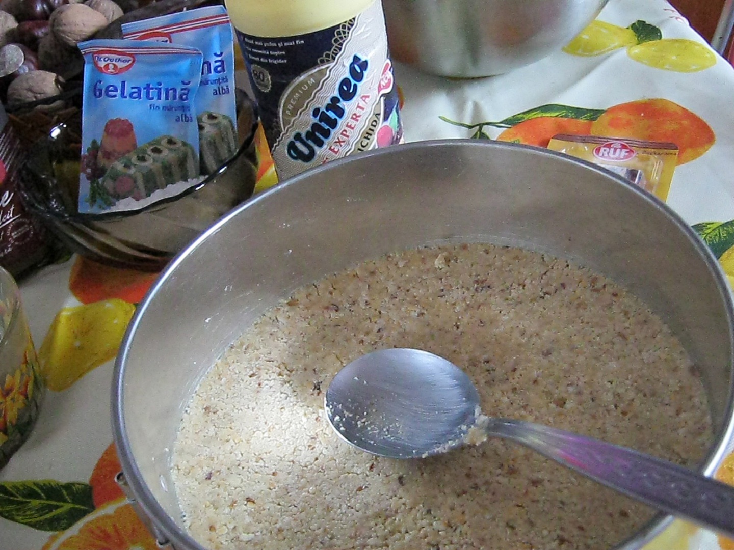 Tort cu urda,nuci, piure de castane si pudra de roscove