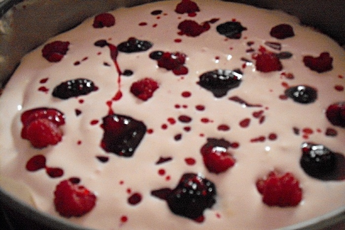 Tort cu fructe de padure