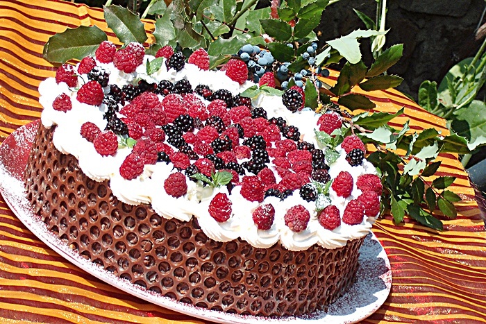 Tort cu fructe de padure