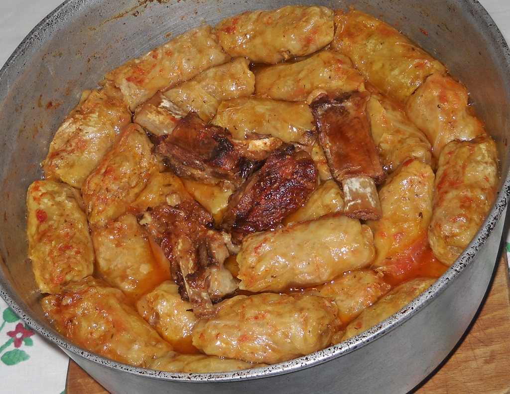 Sarmale in foi de varza murata cu afumatura – reteta traditionala si delicioasa