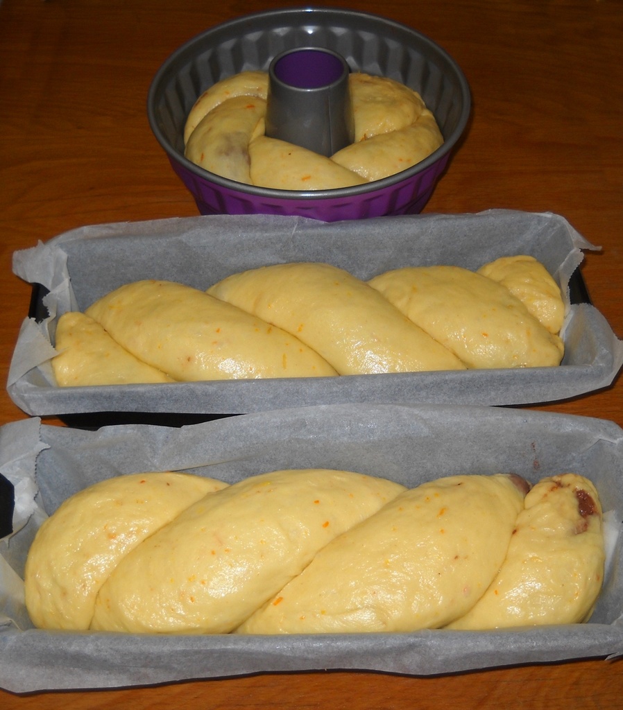 Cozonac pufos cu nuca, cacao si aluat oparit. O reteta simpla si delicioasa, cu un rezultat grozav