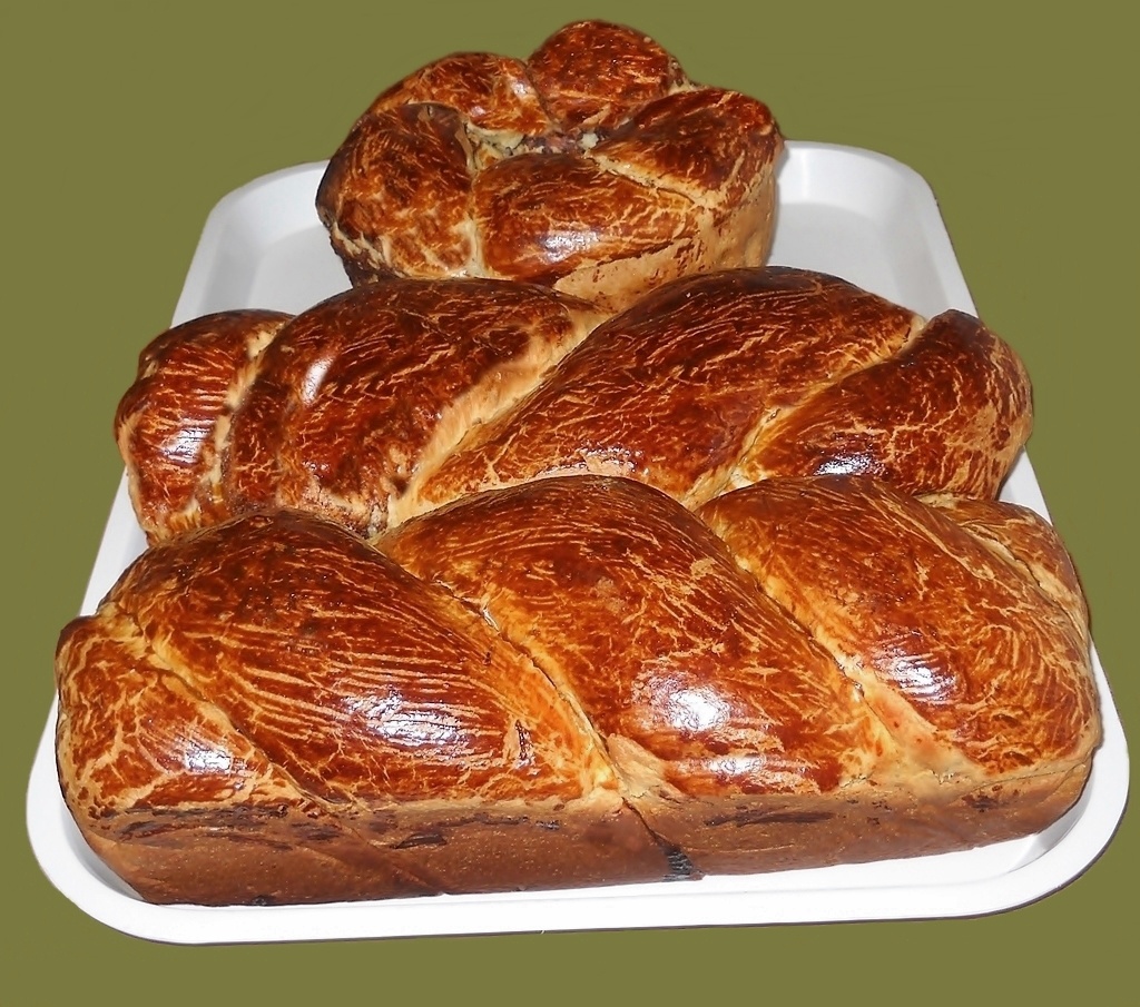 Cozonac pufos cu nuca, cacao si aluat oparit. O reteta simpla si delicioasa, cu un rezultat grozav