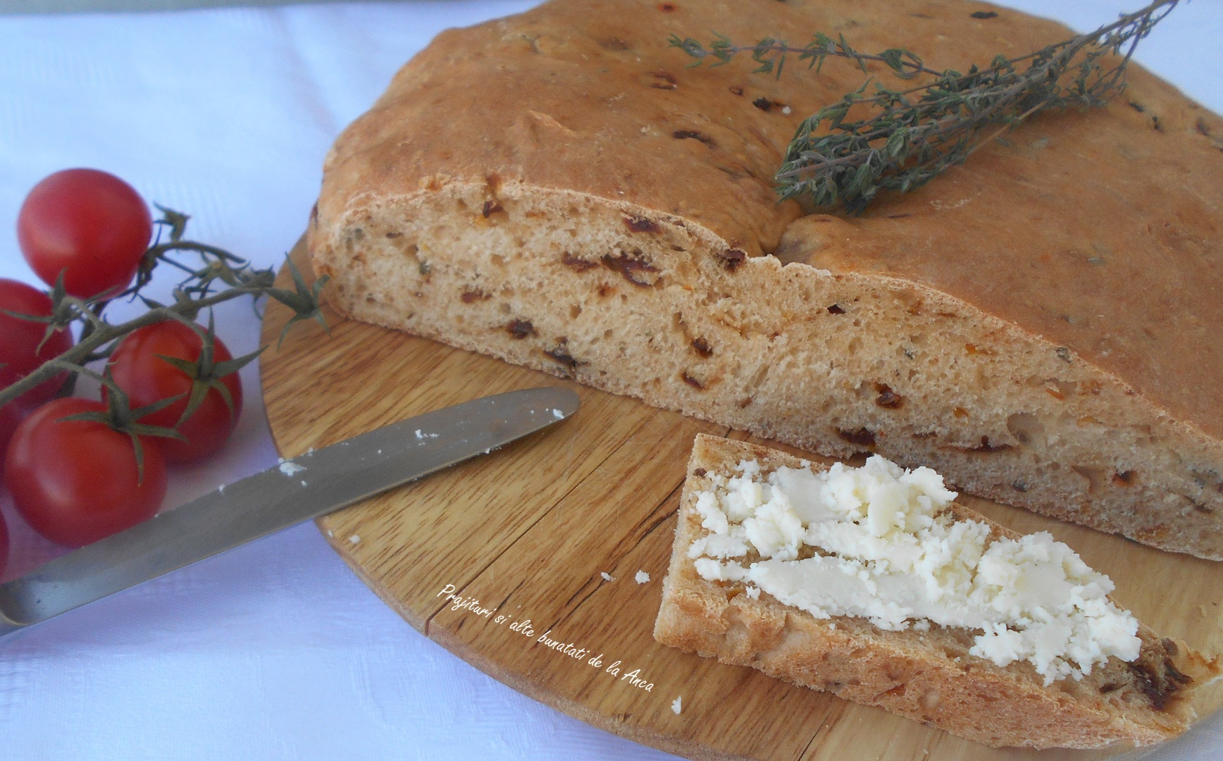 Paine cu rosii uscate si cimbru